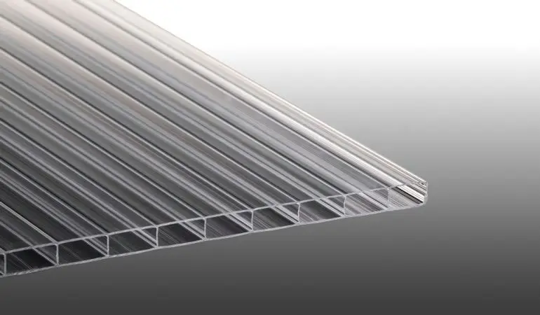 Die schlagfeste Stegplatte aus bruchfestem Polycarbonat mit extrabreiten Kammern (16 / 32 mm) in 9 verschiedenen Längen