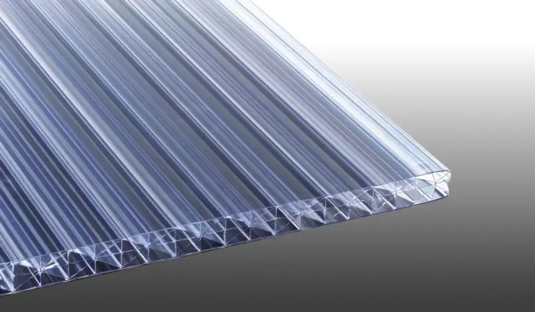 Unsere 25 mm Stegplatte aus Polycarbonat vermindert durch Ihre 5 Stege deutlich die Kälteeinbrüche. Erhältlich in den Längen 1000 mm bis 7000 mm.