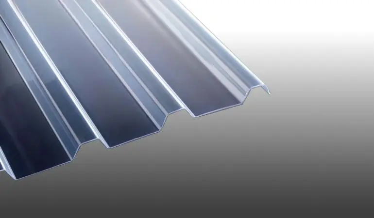 Die glasklare 1,0 mm Polycarbonat Wellplatte 138/20 hat eine hohe Lichtdurchlässigkeit –ideal als Lichtband für Stahltrapeze 138/20