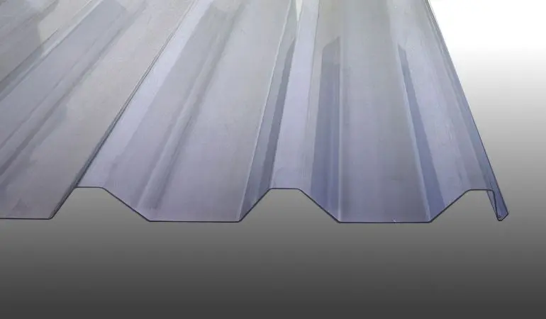 Die glasklare 1,0 mm Polycarbonat Wellplatte 207/35 ist speziell als Lichtband für Trapezbleche 207/35 konzipiert