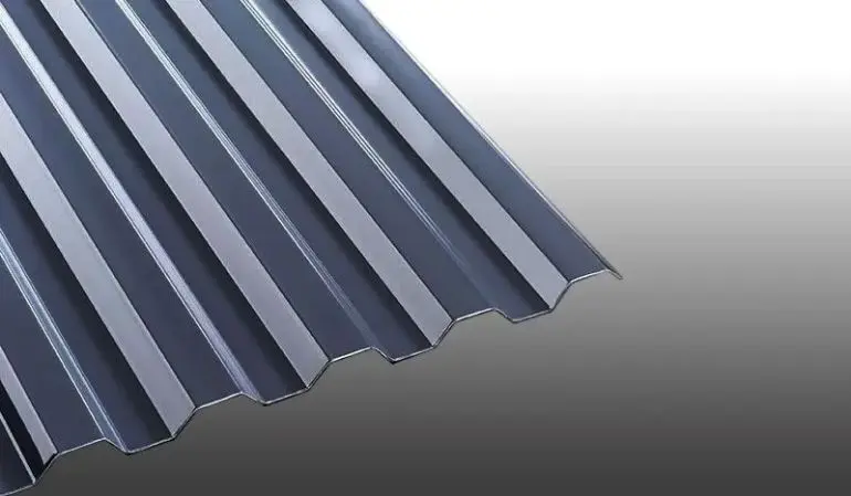 Unsere dunkelgrauen Polycarbonat Wellplatten mit dem Profil K 76/18 sind in Längen von 2000 - 7000 mm erhältlich - Sie können die Wellplatten auch individuell zuschneiden lassen.