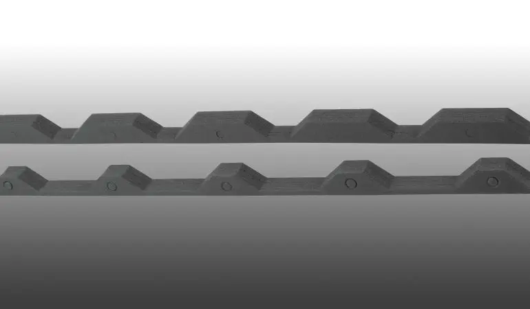 Unsere leicht zu montierenden Profilfüller für 138/20 Profilbleche haben eine Länge von 1100 mm und werden einfach zwischen Traufbalken und Platte eingeklemmt. Die Profilfüller bestehen aus Schaumstoff und haben die Farbe Anthrazit.