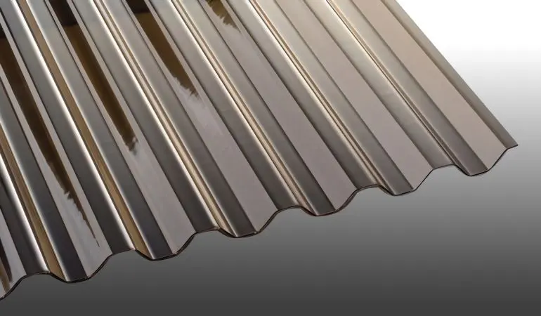Unsere PVC Wellplatten in der Farbe Bronze schützen vor der Sonne und haben eine Stärke von 1,2 mm und ein Gesamtmaß von 1092 x 2000 - 7000 mm. Ideal für Terrassenüberdachungen und Carports.