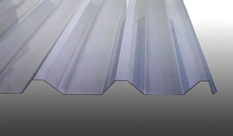 Die glasklare 1,5 mm PVC Wellplatte 207/35 besitzt eine hohe Lichtdurchlässigkeit und hohe UV-Beständigkeit