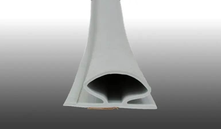 Unsere extrem UV-beständige graue Querpfettendichtung mit Butylklebeband dichtet unaufällig Ihre Bedachung gegen Zugluft ab. Erhältlich in den Längen 960 mm und 1180 mm.