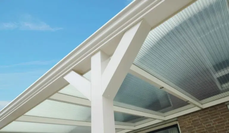 Die 45°-Winkelstrebe sorgt bei Terrassenüberdachungen für einen robusten Look. Zudem verleiht sie der Konstruktion mehr Stabilität. Die Länge beträgt 60 cm