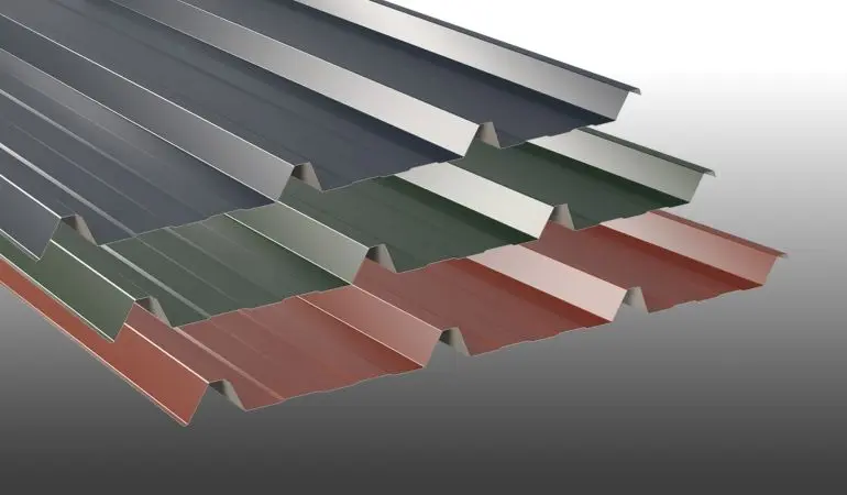 Stahltrapezbleche in 3 verschiedenen Farben (Anthrazit, Grün und Rot) in Detailaufnahme