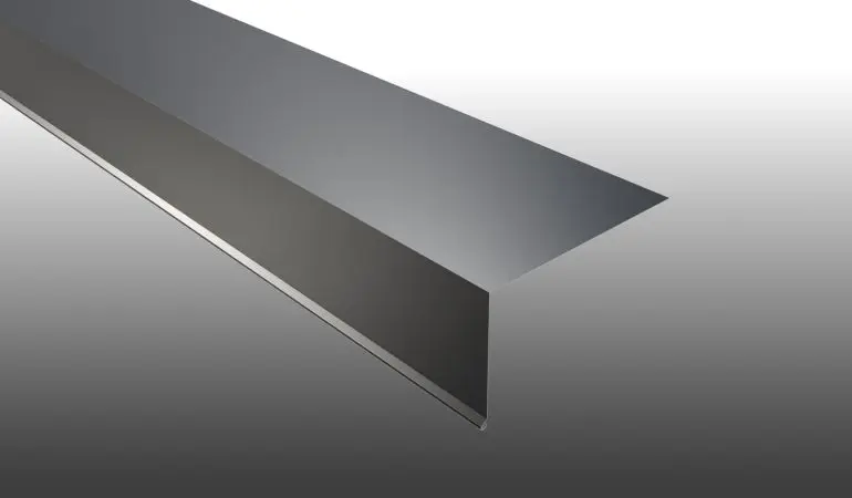 Unser CE-zertifizertes und verzinktes Traufenblech bzw. der Rinneneinhang hat eine Stärke von 0,5 mm.
