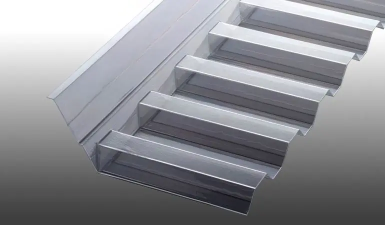 Unser extrem hagelfester, glasklarer Polycarbonat Wandanschluss für K 76/18 Spundwände hat die Abmessungen 1265 x 150 x 50 mm. Weiteres Montagezubehör finden Sie in unserem Shop.