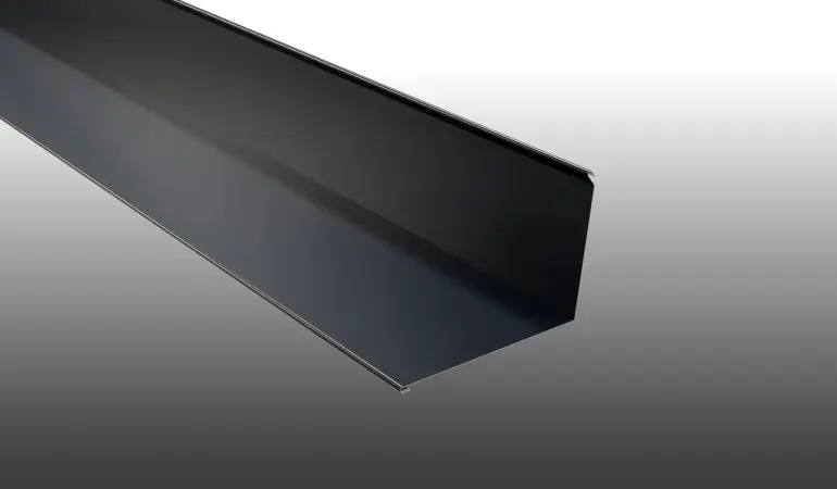 Das nach DIN 18807 güteüberwachtes Wandanschlussblech aus verzinktem Stahl für Profilbleche hat eine Stärke von 0,63 mm und eine 25 my Polyester Beschichtung. 