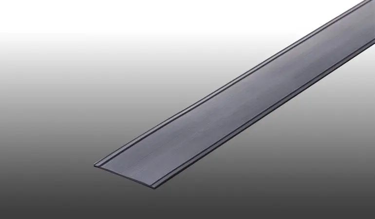 Mit dem Weich-PVC Fugenband schwarz/weiß dichten Sie die Stoßkanten zweier HPL-Platten ab. Das Band wird auf der Unterkonstruktion angebracht