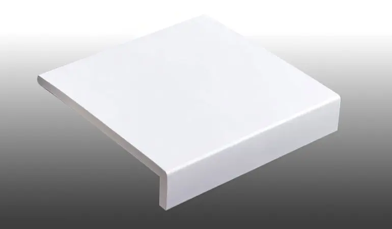 Speziell zur Verkleidung von Ortgang, Traufen und Laibungen bietet Heering 9 mm Winkelprofile aus PVC-Hartschaum. Lieferbar in 150 / 175 / 200 / 225 / 300 x 35 x 6000 mm.