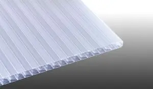 Die 16 mm Stegplatte aus Polycarbonat in weiß-opal schützt vor zu hoher Sonneneinstrahlung und hat eine hohe Steifigkeit. Sie ist in den Längen 1000 mm bis 6000 mm erhältlich - die Breite beträgt 980 mm oder 1200 mm
