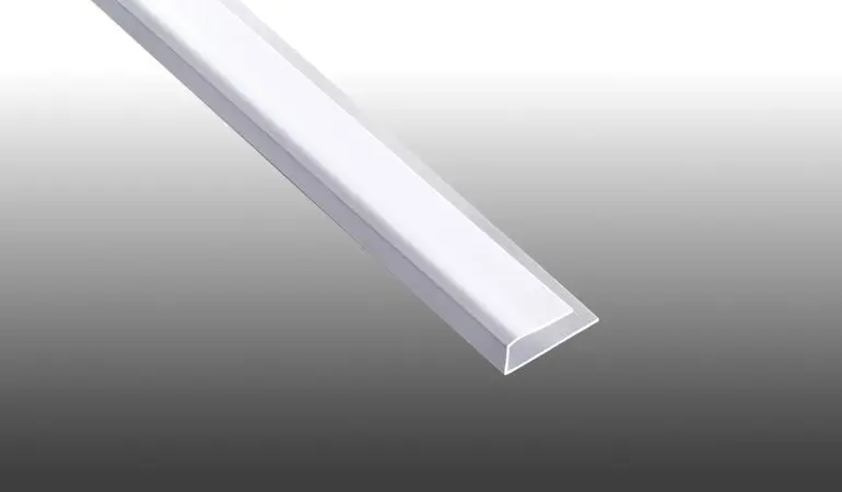 Für saubere Abschlüsse im Randbereich: Weißes 10 mm U-Abschlussprofil in 3000 mm für die PVC Paneele 10/100
