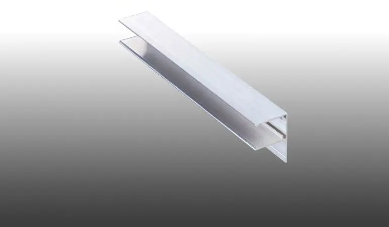 Die F-Leiste aus Aluminium ist eine praktische Alternative zum U-Profil bei der Montage 16 mm Lichtpaneelen aus Polycarbonat 