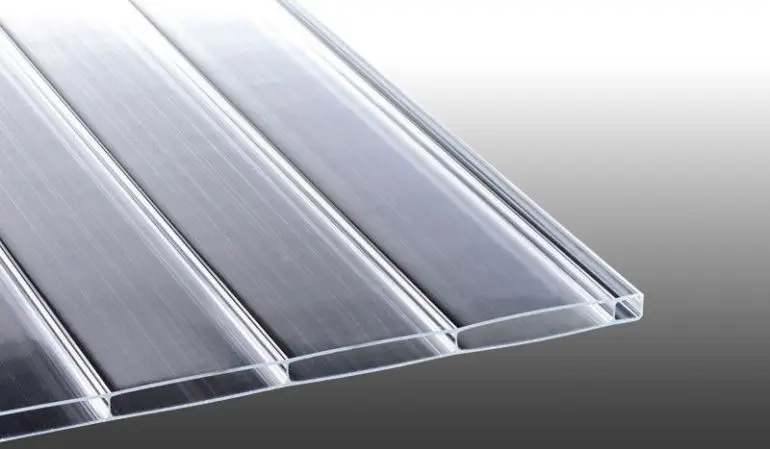 Unsere hochtransparente Acryl Stegplatte mit 96 mm Kammerbreite in Glasklar mit der Stärke von 16 mm ist in der Breite 980 mm und 1200 mm sowie den Längen 1000 mm bis 7000 mm erhältlich.