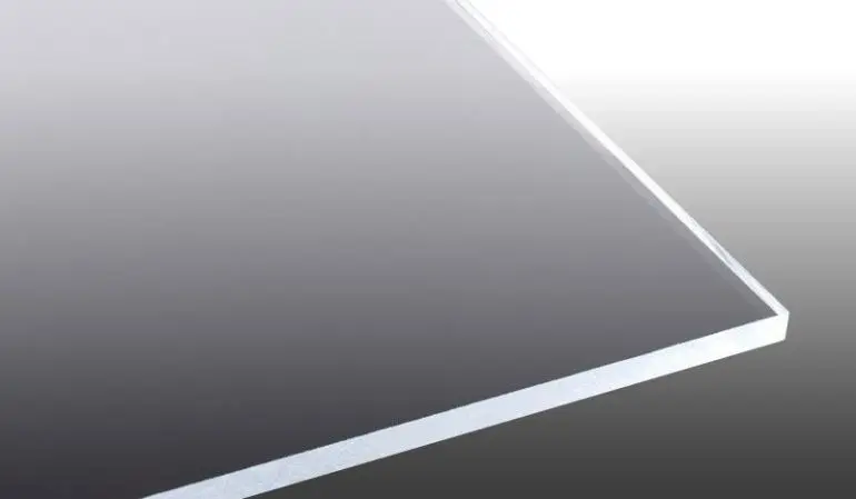 Die glasklare, extrudierte Acrylglasplatte ist Frost- und Witterungsbeständig und weißt eine hohe Bruchfestigkeit auf.