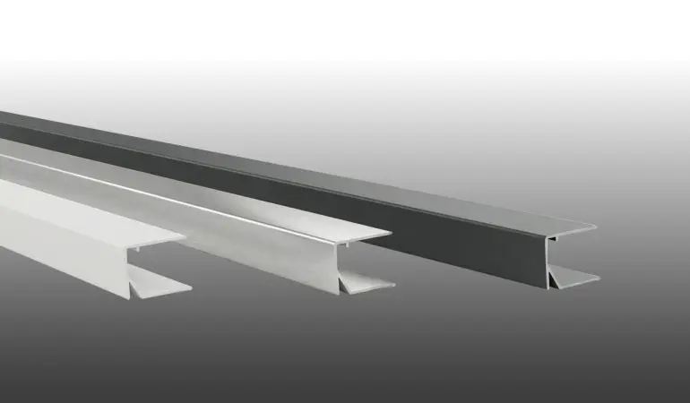 Das günstige 16 mm Alu U-Abschlussprofil verschließt die unteren Plattenstirnseiten und verhindert das Endringen von Feuchtigkeit und Schmutz. Benötigtes Abdichtungsband und Aluminum Klebeband finden Sie ebenfalls in unserem Shop
