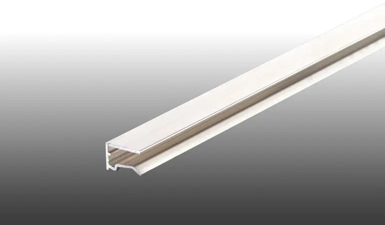 Unser günstiges Alu U-Abschlussprofil mit Tropfrand einer Stärke von 6 mm verschließt die oberen und unteren Plattenstirnseiten. Erhältlich in den Längen 2000 mm bis 7000 mm.
