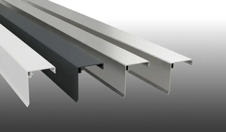 Klemmdeckel für Stegplatten-Aluprofile aus Aluminium mit funktionalem Wetterschenkel zum Schutz der Unterkonstruktion. 