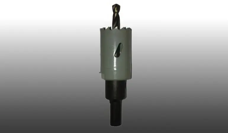 Die Bohrkrone hat einen Durchmesser von 83 mm. Sie ist optimal geeignet, Regenfallrohre in den Sparren der Terrassenüberdachung zu versenken