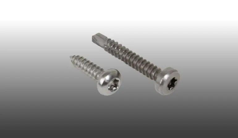 Günstige Edelstahlschraube 4,8 x 16 / 32 mm mit TX-Antrieb-Kopf für die schnelle Montage. Diese dient entweder zur Befestigung der Haltewinkel oder der Montage des Unterprofils aus Aluminium auf der Konstruktion.