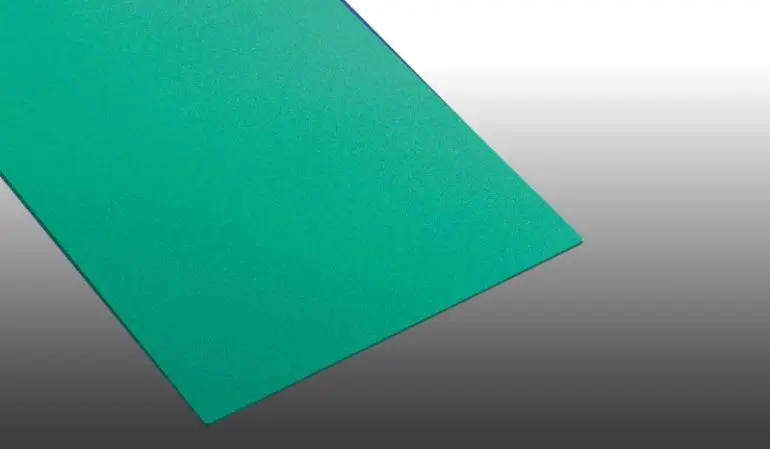 Die grüne 3 mm Freischaumplatte mit matt strukturierter Oberfläche ist feuchtigkeitsresistent und gut bedruckbar. Ideal, um zum Beispiel Schilder, Displays, Theken oder Messestände zu gestalten
