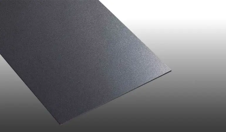 Die leicht zu verarbeitende, schwarze 3 mm Freischaumplatte ist gut bedruckbar. Sie können diese mit Zuschnitt bestellen - ideal, um Schilder, Displays, Theken oder Messestände zu gestalten