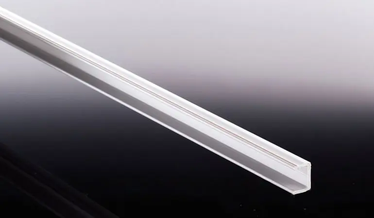 Unsere Kunststoff Distanzleiste dient der Verstärkung der Hohlkammern - speziell bei Acryl Stegplatten. Bei Zuschnitt der Platte in der Breite muss bei der Montage mit Aluprofilen eine Distanzleiste verwendet werden.