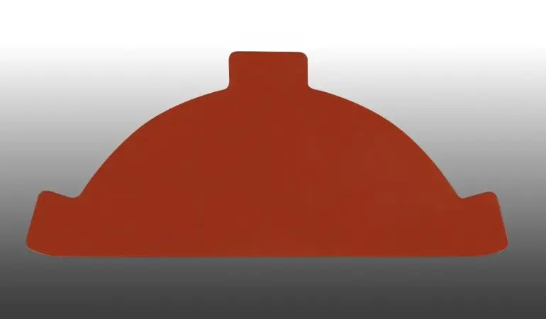 Das nach DIN 18807 güteüberwachte Pfannen-Firstblech Endstück hat eine Stärke von 0,5 mm. Beschichtet mit einem 25 my Polyesterlack. Es dient zum Verschließen der vorderen und hinteren Firstenden.