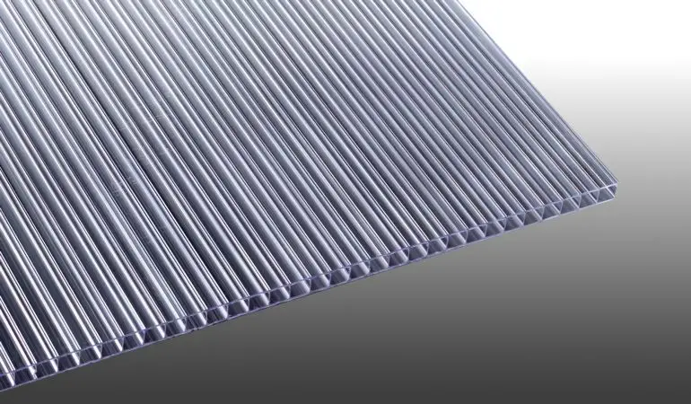 Unsere flexible Polycarbonat Stegplatte mit 10 mm Stärke. Die Breite der Stegplatte beträgt 1050 mm. Die Längen zwischen 1000 - 3000 mm.