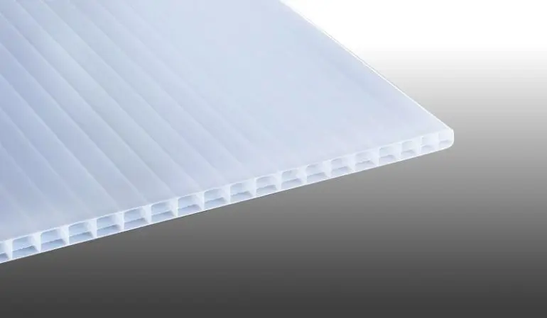 Die Polycarbonat Stegplatte in Weiß-Opal bietet einen guten Schutz vor Sonneneinstrahlung und Hitze. Erhältlich in den Breiten 980 mm und 1200 mm. Die Längen können individuell zugeschnitten werden.