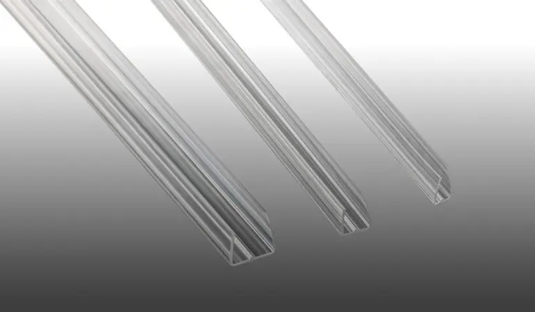 Die U-Profile aus strapazierfähigem Polycarbonat in glasklar sind für die Ausführungen 6, 10 und 16 mm erhältlich. Länge: 2100 mm