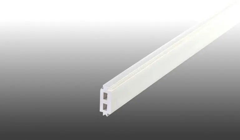 Die 16 mm PVC Randdistanzleiste für unser günstiges Aluprofil Universalsystem. Die Distanzleisten werden in die entsprechende Aufnahme am Unter- bzw. Oberprofil eingeschoben um den gewünschten Abstand zur Unterkonstruktion einzuhalten