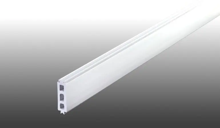 Die 25 mm PVC Randdistanzleiste für unser günstiges Aluprofil Universalsystem. Die Distanzleisten werden in die entsprechende Aufnahme am Unter- bzw. Oberprofil eingeschoben um den gewünschten Abstand zur Unterkonstruktion einzuhalten