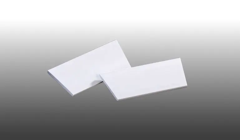 Weiße Kunststoffkappen für Balkonbretter-Querriegel. Die Endkappen müssen mit Kontaktkleber befestigt werden