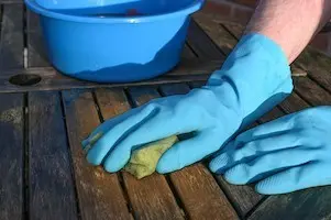Was es bei der Reinigung und Pflege Ihrer Holzgartenmöbel zu beachten gilt, erfahren Sie hier