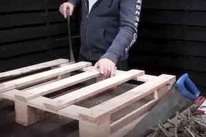 Für die Artenvielfalt: Aus Paletten ein Insektenhotel bauen und Wildbienen schützen