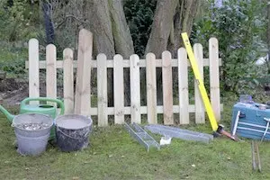 So stellen Sie fachmännisch einen stabilen Holz-Gartenzaun auf