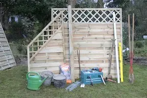 So stellen Sie fachmännisch einen stabilen Holz-Sichtschutzzaun auf