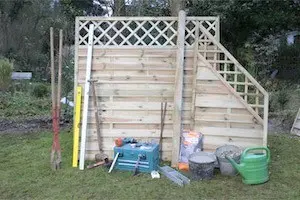 So stellen Sie fachmännisch einen stabilen Terrassen-Windschutz auf
