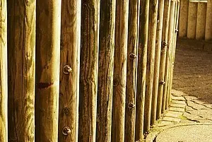 Wände und Hochbeete mit Holzpalisaden und Rundhölzern selber bauen