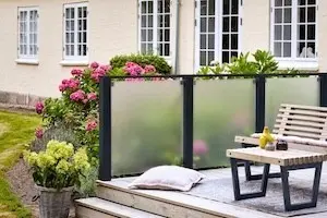 Sichere Eleganz im Garten: Der Glaszaun als Design- und Schutzelement