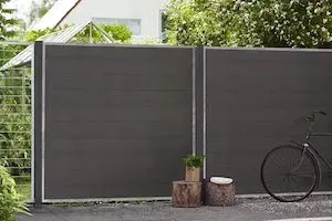 Inspirierend: WPC-Zaun als Heckenersatz – macht keine Arbeit und sieht edel aus!