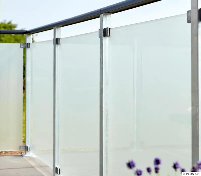 Balkonbrüstung aus Glas, Montage mit Klemmbacken