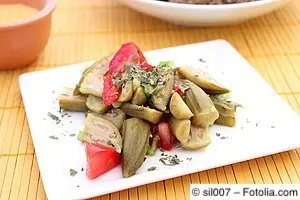 Salat aus Okraschoten