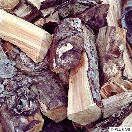 Kleiner, unordentliche Stapel mit getrockneten Holzscheiten