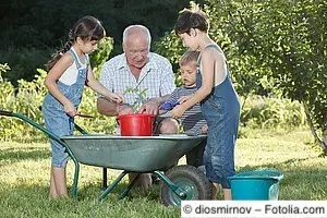 Opa erklärt seinen Enkeln das Gärtnern