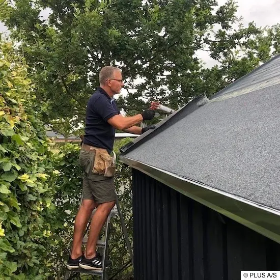 Mit Bitumenbahnen macht Henrik das Dach regendicht
