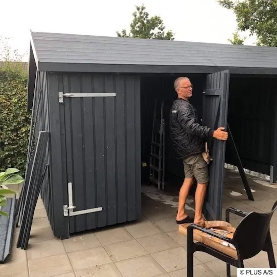 Als letzter Arbeitsschritt erfolgt die Befestigung der vorgefertigten Tore